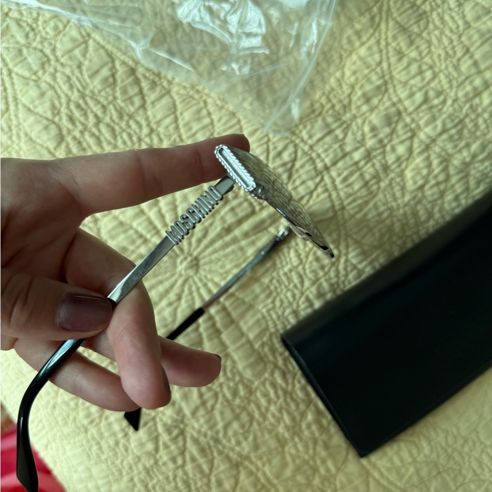 Moschino sunglasses and case - Picture 6 of 9